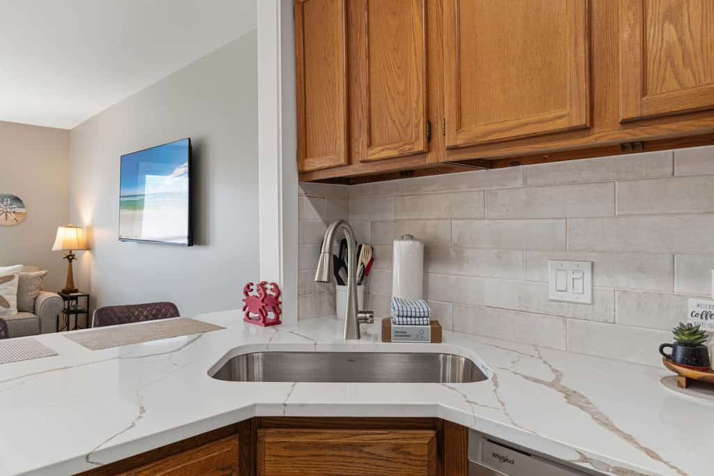Newly Remodeled Studio with King Bed, Queen Sleeper Sofa, and Full Kitchen - Walk to the Beach, With Beach Service Included