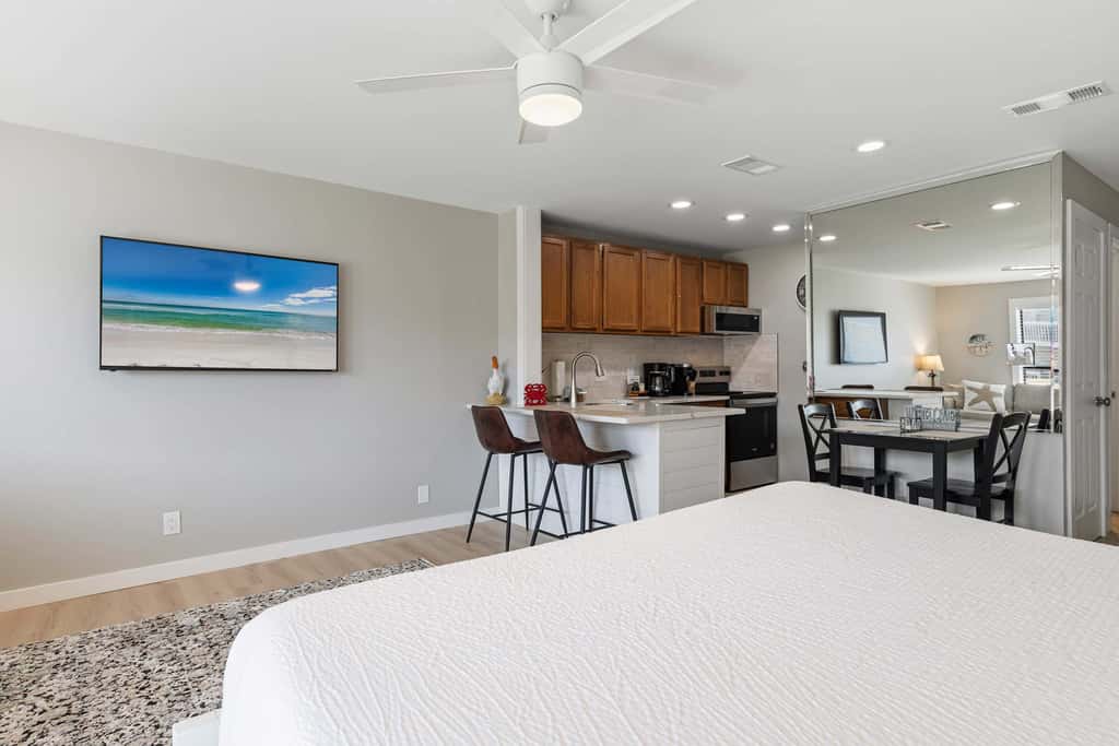 Newly Remodeled Studio with King Bed, Queen Sleeper Sofa, and Full Kitchen - Walk to the Beach, With Beach Service Included
