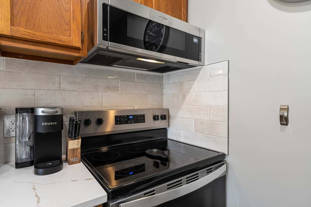 Newly Remodeled Studio with King Bed, Queen Sleeper Sofa, and Full Kitchen - Walk to the Beach, With Beach Service Included