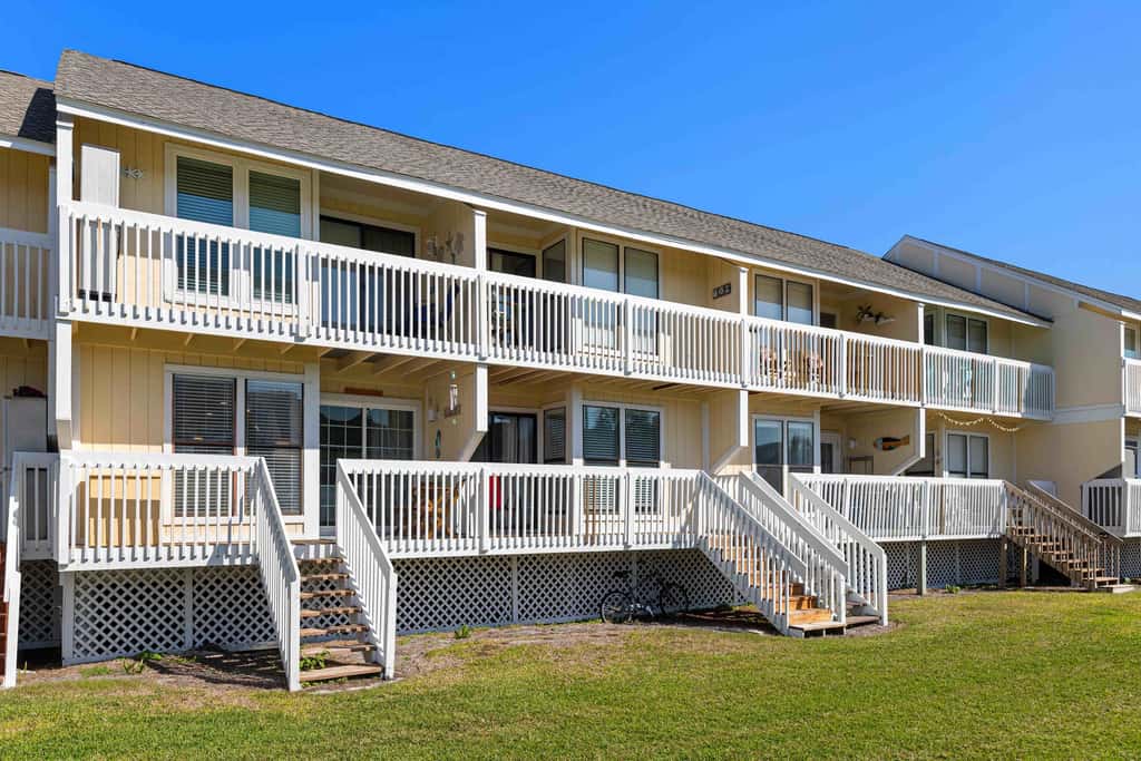Newly Remodeled Studio with King Bed, Queen Sleeper Sofa, and Full Kitchen - Walk to the Beach, With Beach Service Included