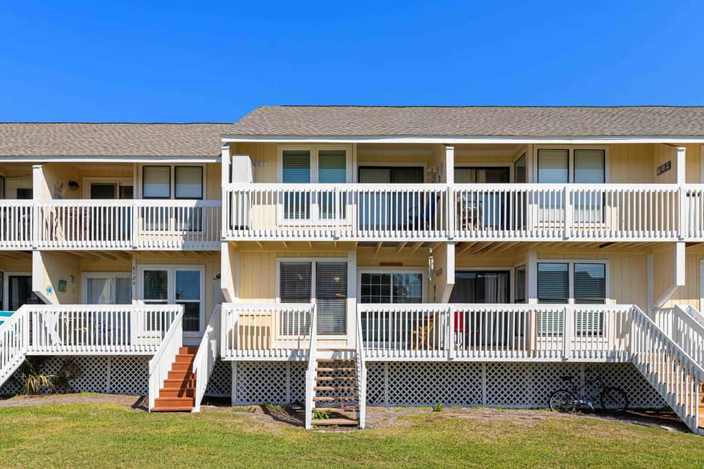 Newly Remodeled Studio with King Bed, Queen Sleeper Sofa, and Full Kitchen - Walk to the Beach, With Beach Service Included