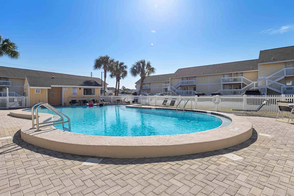 Newly Remodeled Studio with King Bed, Queen Sleeper Sofa, and Full Kitchen - Walk to the Beach, With Beach Service Included