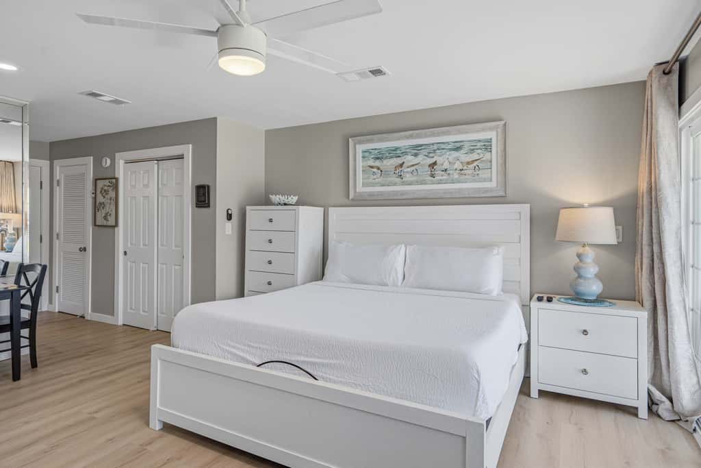 Newly Remodeled Studio with King Bed, Queen Sleeper Sofa, and Full Kitchen - Walk to the Beach, With Beach Service Included