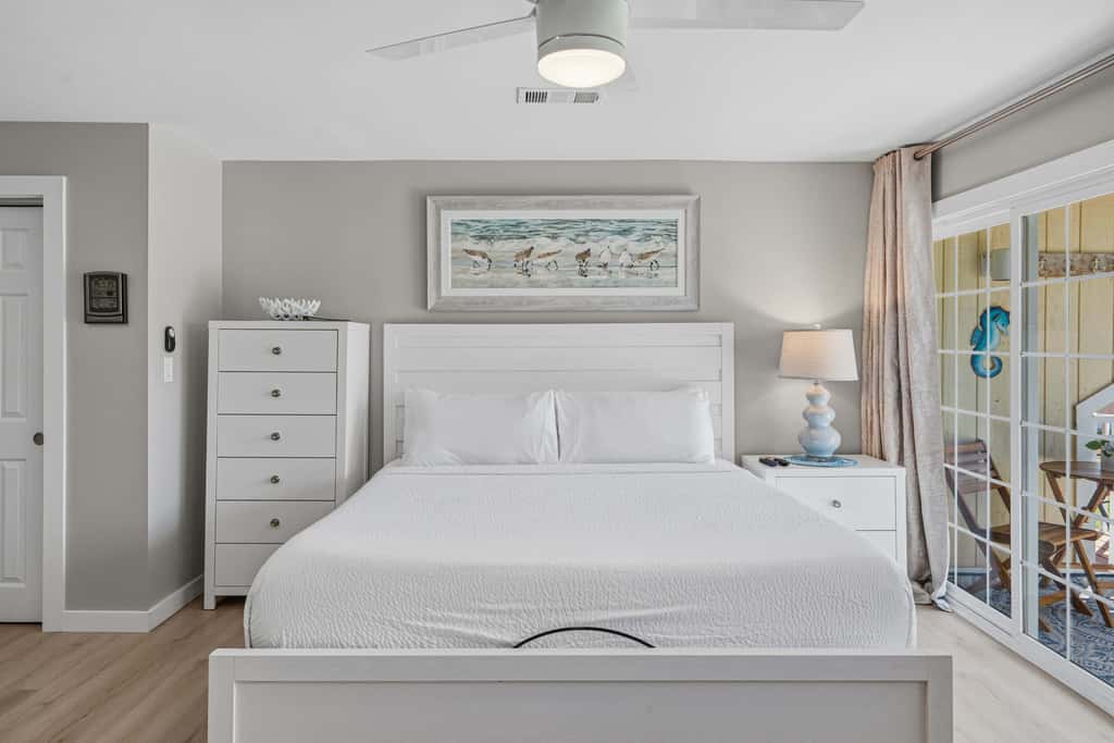 Newly Remodeled Studio with King Bed, Queen Sleeper Sofa, and Full Kitchen - Walk to the Beach, With Beach Service Included