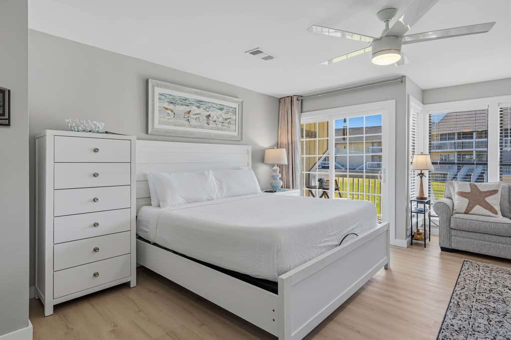 Newly Remodeled Studio with King Bed, Queen Sleeper Sofa, and Full Kitchen - Walk to the Beach, With Beach Service Included