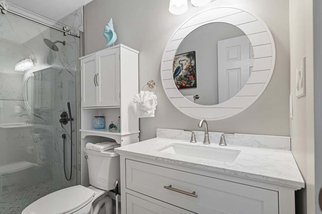 Newly Remodeled Studio with King Bed, Queen Sleeper Sofa, and Full Kitchen - Walk to the Beach, With Beach Service Included