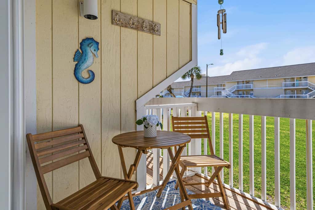 Newly Remodeled Studio with King Bed, Queen Sleeper Sofa, and Full Kitchen - Walk to the Beach, With Beach Service Included