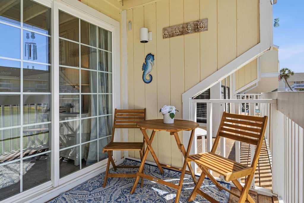 Newly Remodeled Studio with King Bed, Queen Sleeper Sofa, and Full Kitchen - Walk to the Beach, With Beach Service Included