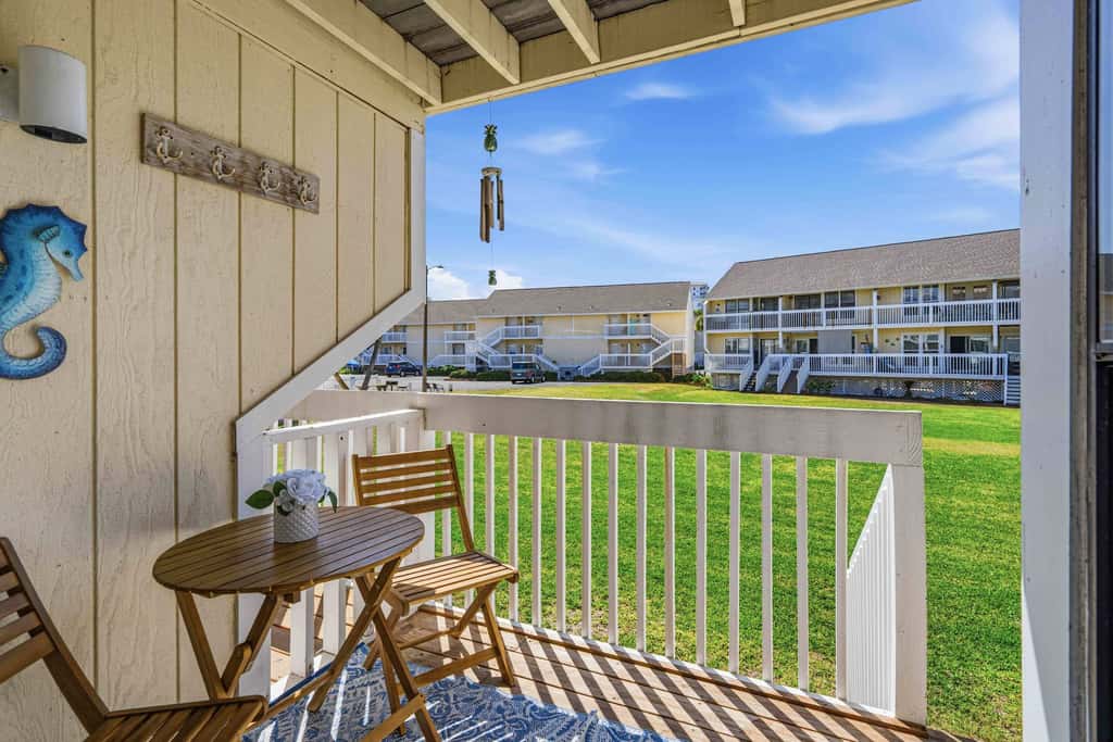 Newly Remodeled Studio with King Bed, Queen Sleeper Sofa, and Full Kitchen - Walk to the Beach, With Beach Service Included