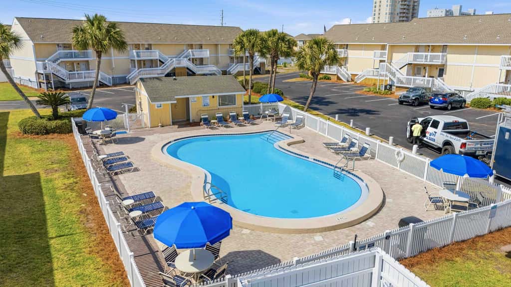 Newly Remodeled Studio with King Bed, Queen Sleeper Sofa, and Full Kitchen - Walk to the Beach, With Beach Service Included