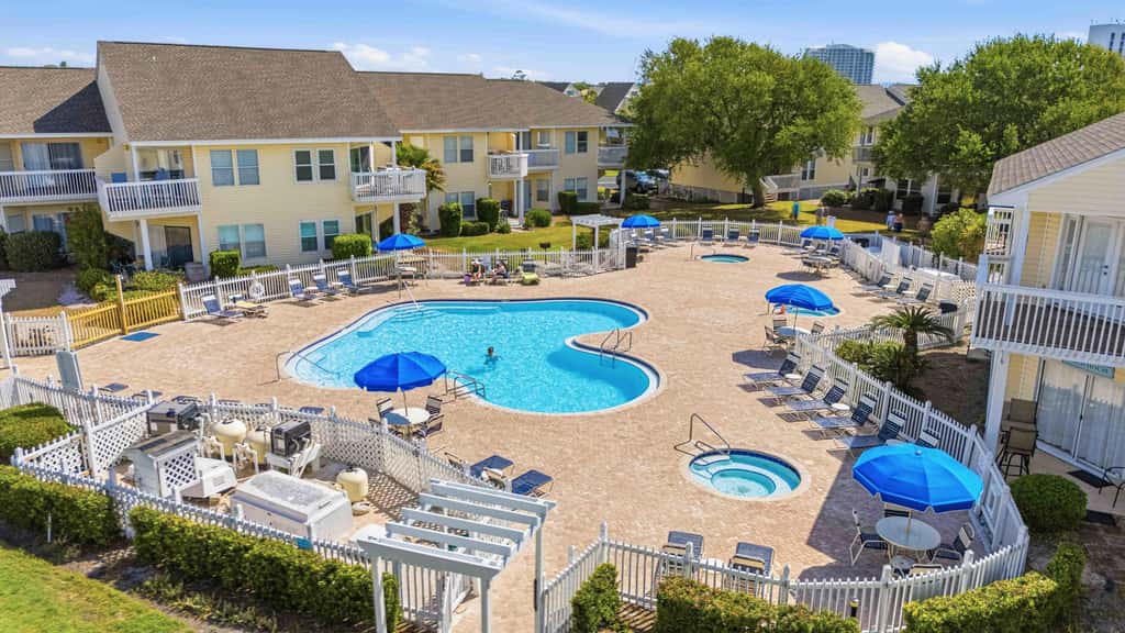Newly Remodeled Studio with King Bed, Queen Sleeper Sofa, and Full Kitchen - Walk to the Beach, With Beach Service Included