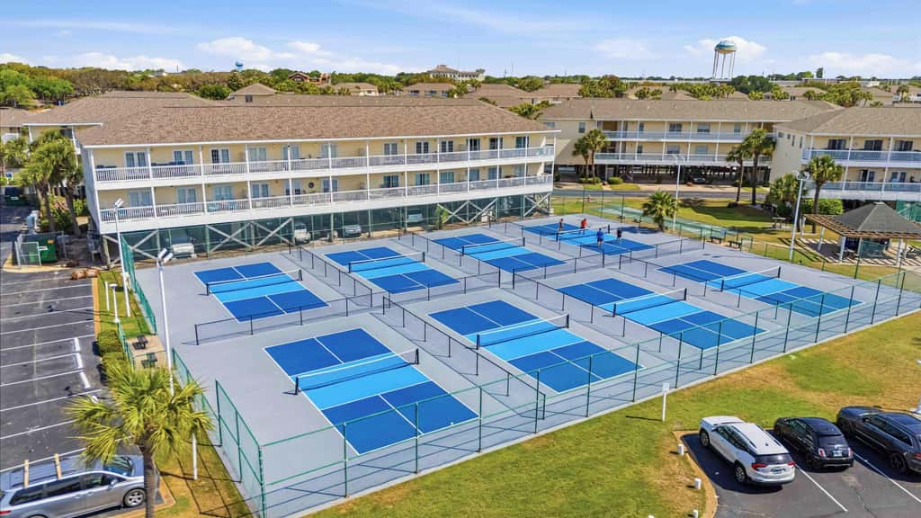 Newly Remodeled Studio with King Bed, Queen Sleeper Sofa, and Full Kitchen - Walk to the Beach, With Beach Service Included