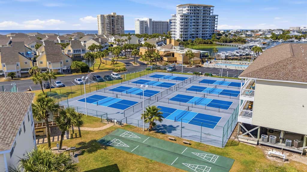 Newly Remodeled Studio with King Bed, Queen Sleeper Sofa, and Full Kitchen - Walk to the Beach, With Beach Service Included