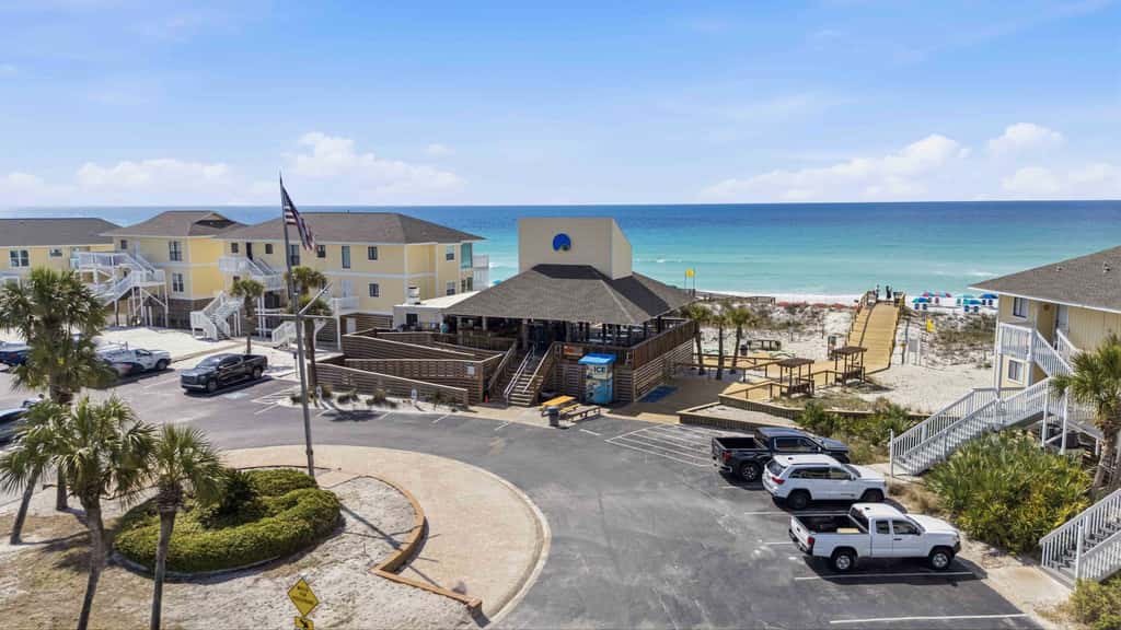 Newly Remodeled Studio with King Bed, Queen Sleeper Sofa, and Full Kitchen - Walk to the Beach, With Beach Service Included