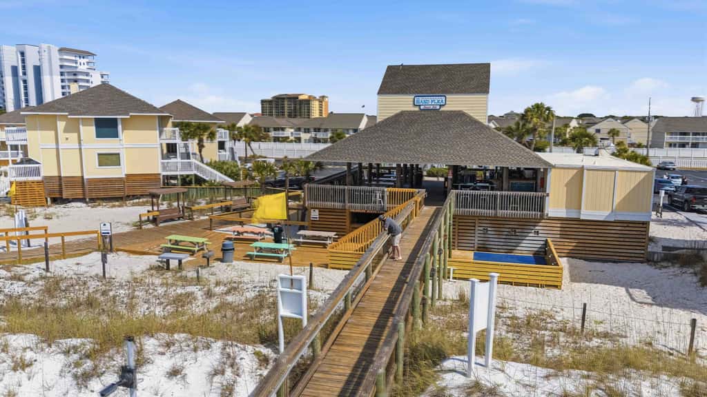 Newly Remodeled Studio with King Bed, Queen Sleeper Sofa, and Full Kitchen - Walk to the Beach, With Beach Service Included