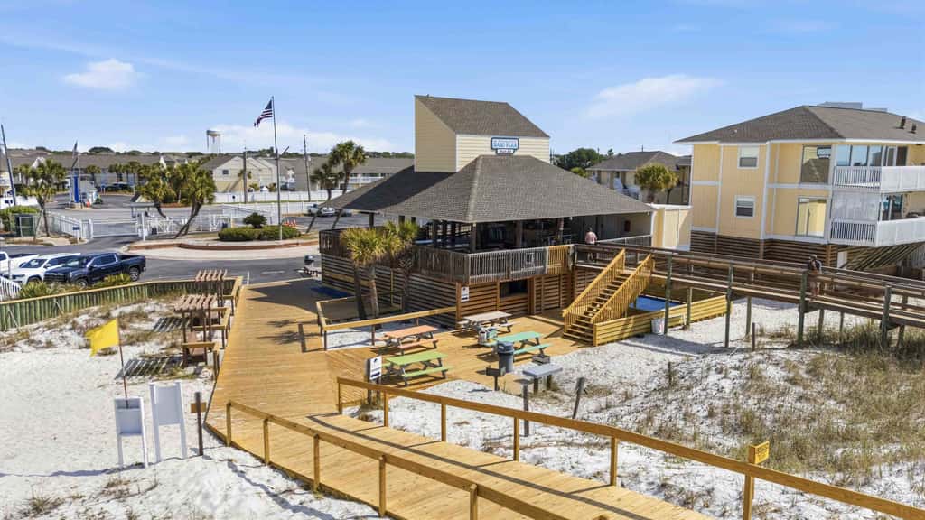 Newly Remodeled Studio with King Bed, Queen Sleeper Sofa, and Full Kitchen - Walk to the Beach, With Beach Service Included