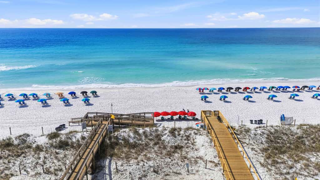 Newly Remodeled Studio with King Bed, Queen Sleeper Sofa, and Full Kitchen - Walk to the Beach, With Beach Service Included