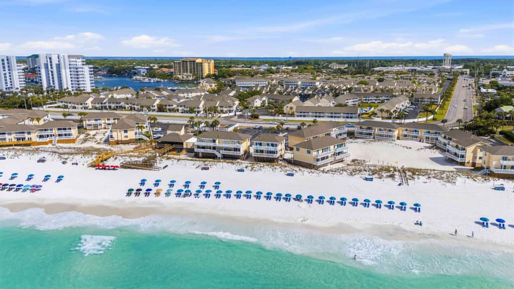 Newly Remodeled Studio with King Bed, Queen Sleeper Sofa, and Full Kitchen - Walk to the Beach, With Beach Service Included