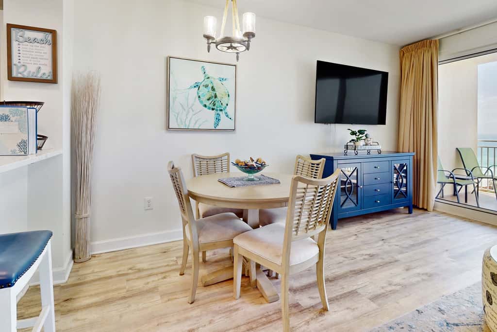 Eight Floor Condo with Shared Pools, Ocean View, High-Speed WiFi, & Central AC