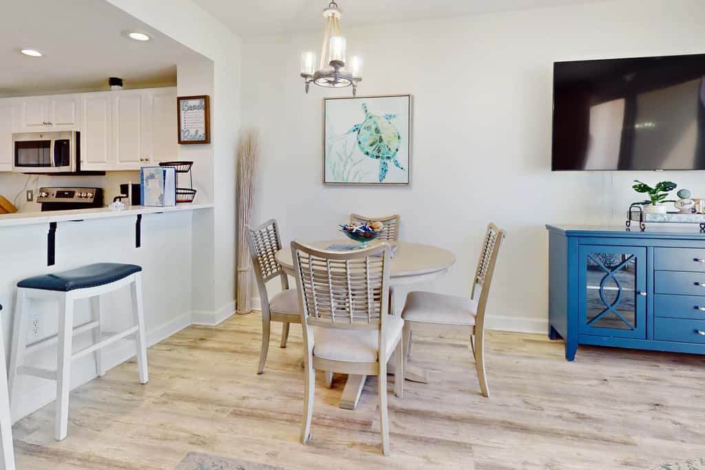 Eight Floor Condo with Shared Pools, Ocean View, High-Speed WiFi, & Central AC
