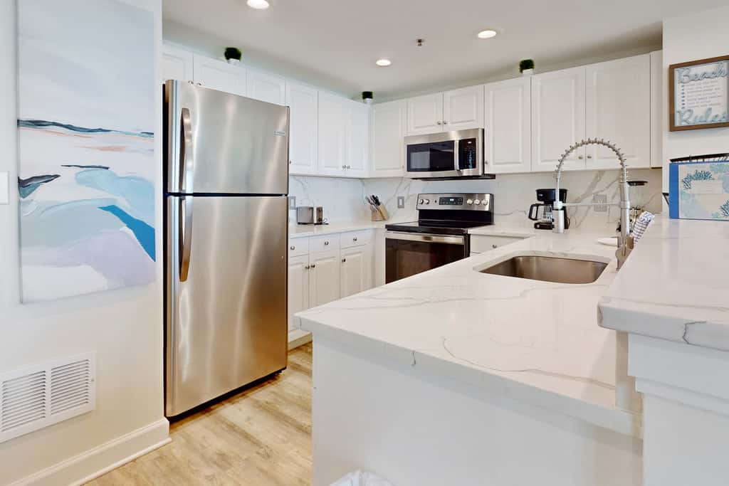 Eight Floor Condo with Shared Pools, Ocean View, High-Speed WiFi, & Central AC