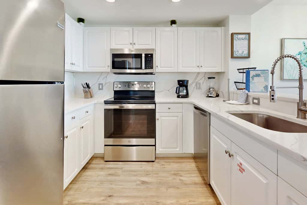 Eight Floor Condo with Shared Pools, Ocean View, High-Speed WiFi, & Central AC