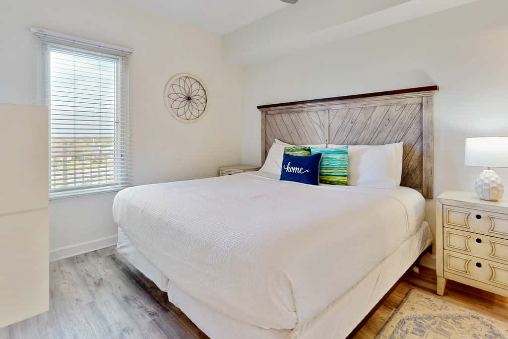 Eight Floor Condo with Shared Pools, Ocean View, High-Speed WiFi, & Central AC
