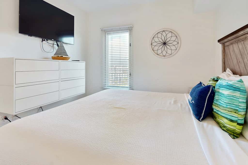 Eight Floor Condo with Shared Pools, Ocean View, High-Speed WiFi, & Central AC