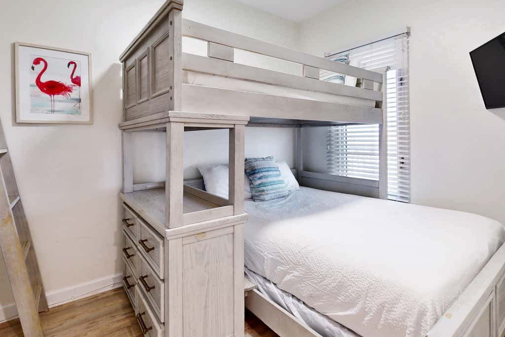 Eight Floor Condo with Shared Pools, Ocean View, High-Speed WiFi, & Central AC
