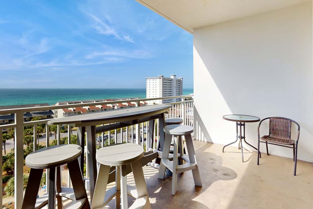 Eight Floor Condo with Shared Pools, Ocean View, High-Speed WiFi, & Central AC