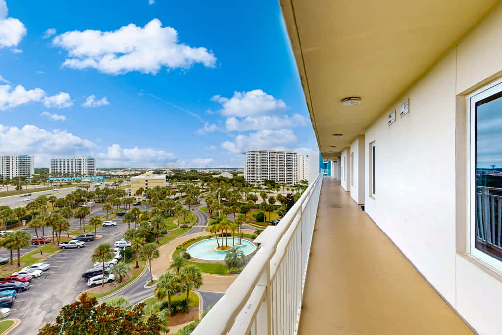 Eight Floor Condo with Shared Pools, Ocean View, High-Speed WiFi, & Central AC