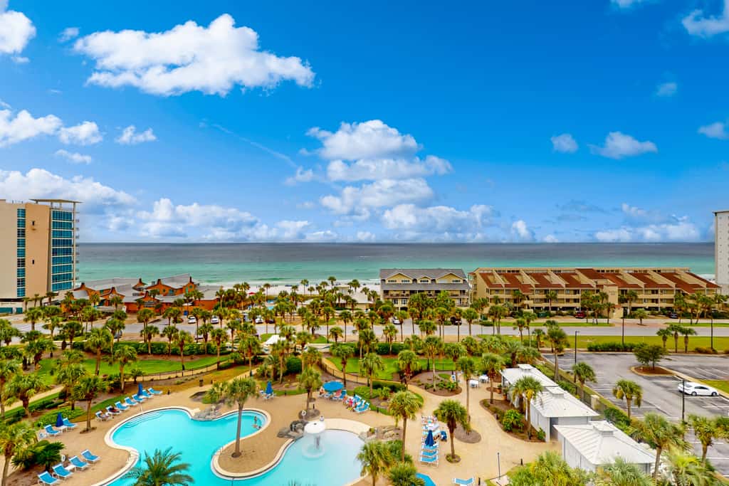 Eight Floor Condo with Shared Pools, Ocean View, High-Speed WiFi, & Central AC