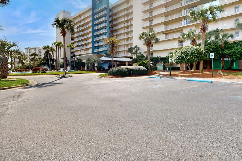 Eight Floor Condo with Shared Pools, Ocean View, High-Speed WiFi, & Central AC