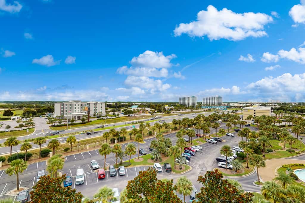 Eight Floor Condo with Shared Pools, Ocean View, High-Speed WiFi, & Central AC