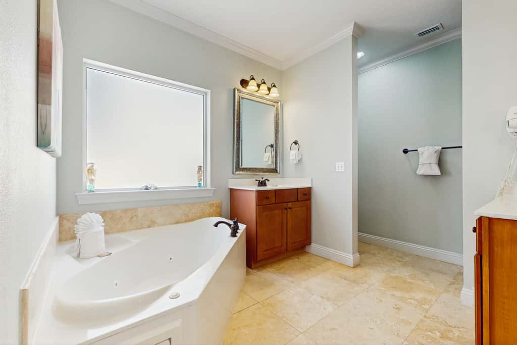 Gorgeous, multi-level home with pool, hot tub & two balconies - dog-friendly
