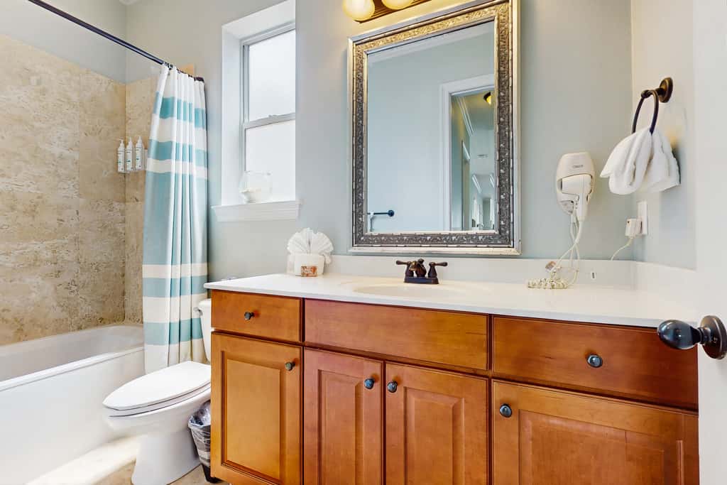 Gorgeous, multi-level home with pool, hot tub & two balconies - dog-friendly