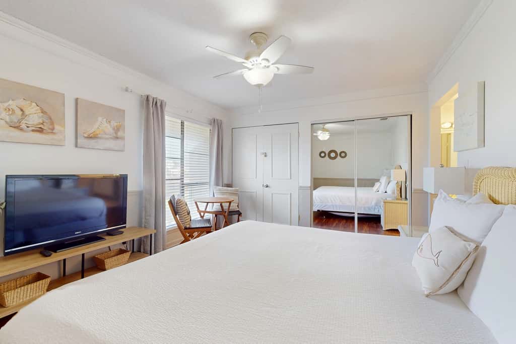 Waterfront condo in private beach resort, best free amenities in Destin!