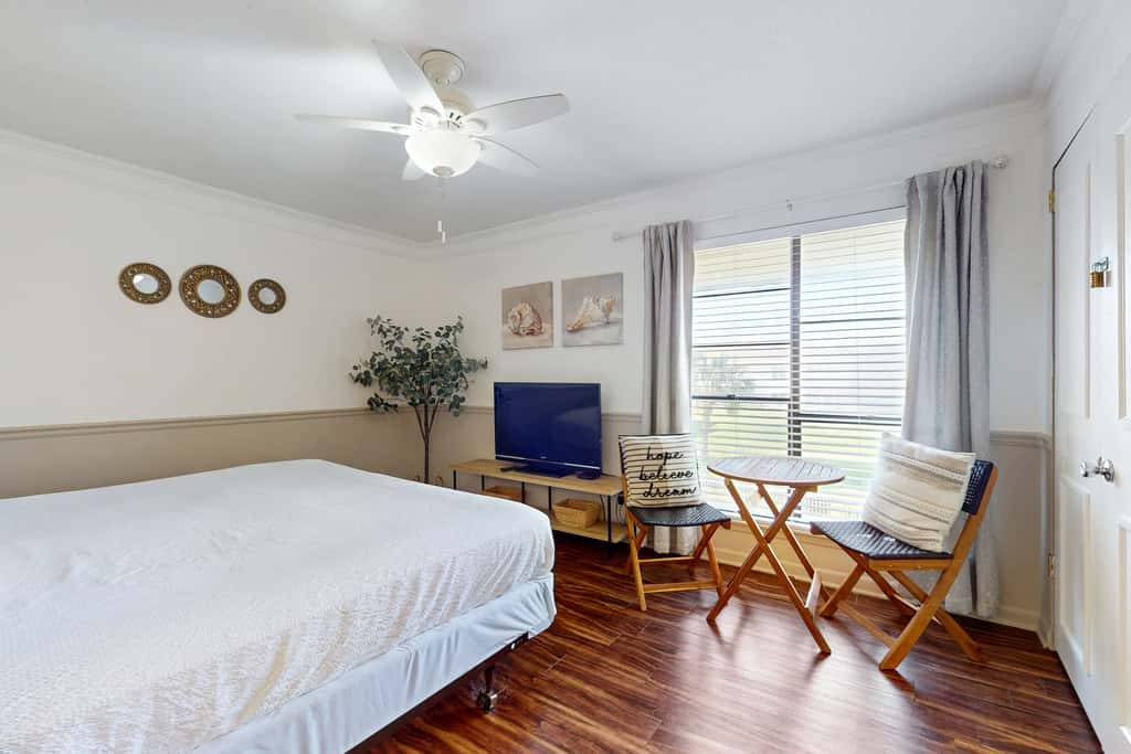 Waterfront condo in private beach resort, best free amenities in Destin!