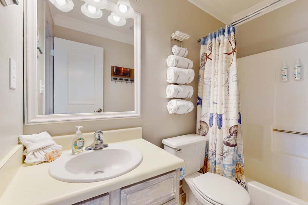 Waterfront condo in private beach resort, best free amenities in Destin!