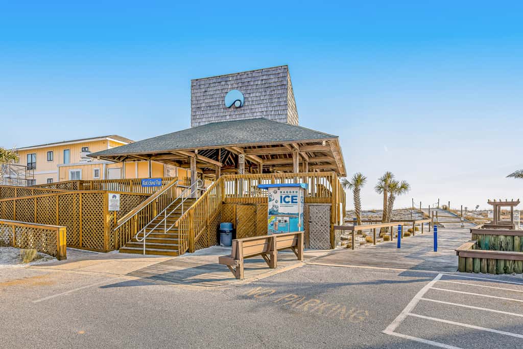 Waterfront condo in private beach resort, best free amenities in Destin!