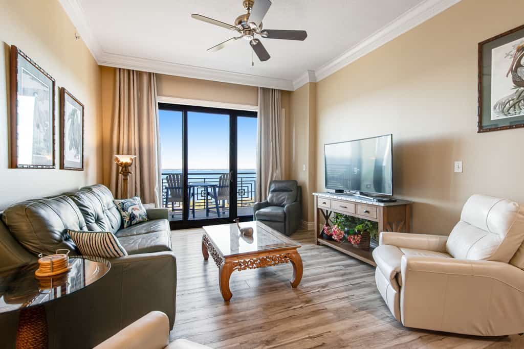 Penthouse condo Emerald Grande with pools, hot tubs, gym - water-view balconies
