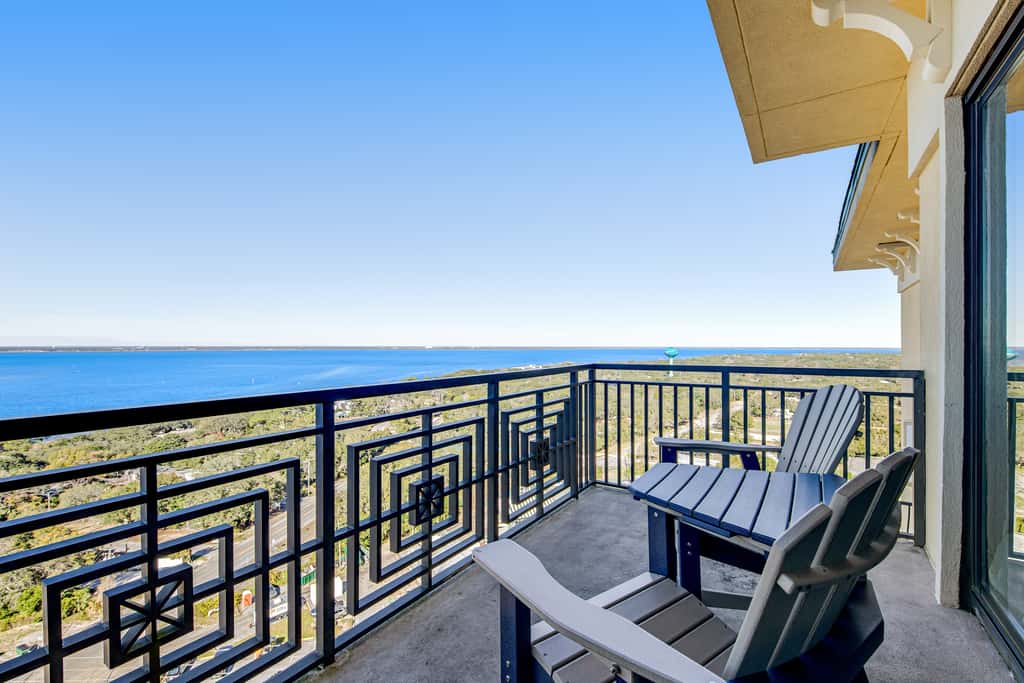Penthouse condo Emerald Grande with pools, hot tubs, gym - water view balconies