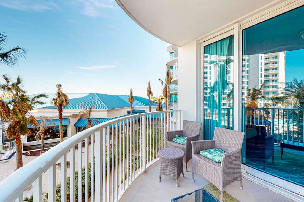 Resort condo with balcony, shared pool, hot tub, gym, tennis, WiFi, and AC