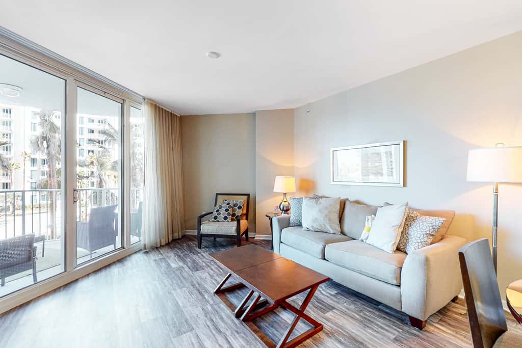 Resort condo with balcony, shared pool, hot tub, gym, tennis, WiFi, and AC