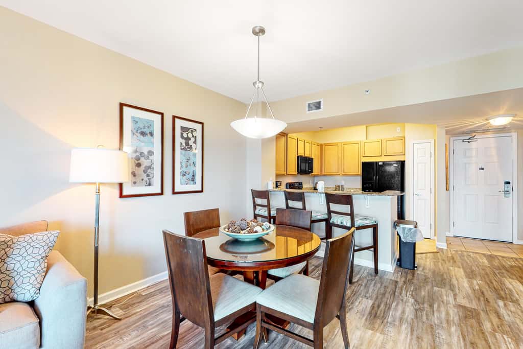 Resort condo with balcony, shared pool, hot tub, gym, tennis, WiFi, and AC
