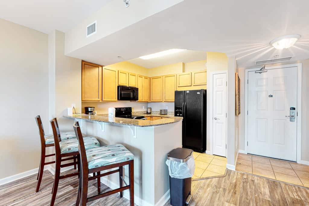 Resort condo with balcony, shared pool, hot tub, gym, tennis, WiFi, and AC