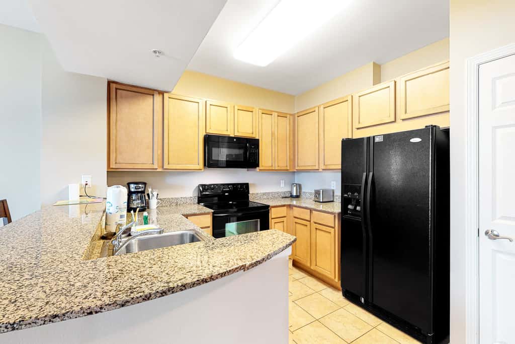 Resort condo with balcony, shared pool, hot tub, gym, tennis, WiFi, and AC