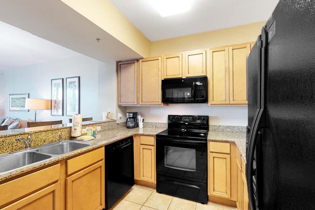 Resort condo with balcony, shared pool, hot tub, gym, tennis, WiFi, and AC