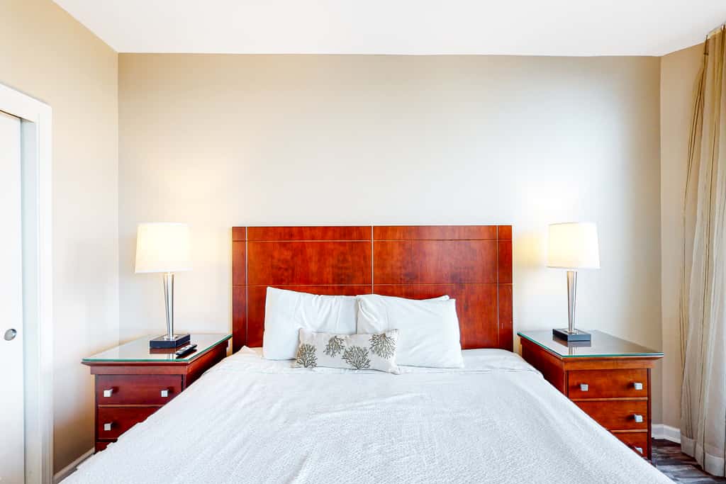 Resort condo with balcony, shared pool, hot tub, gym, tennis, WiFi, and AC