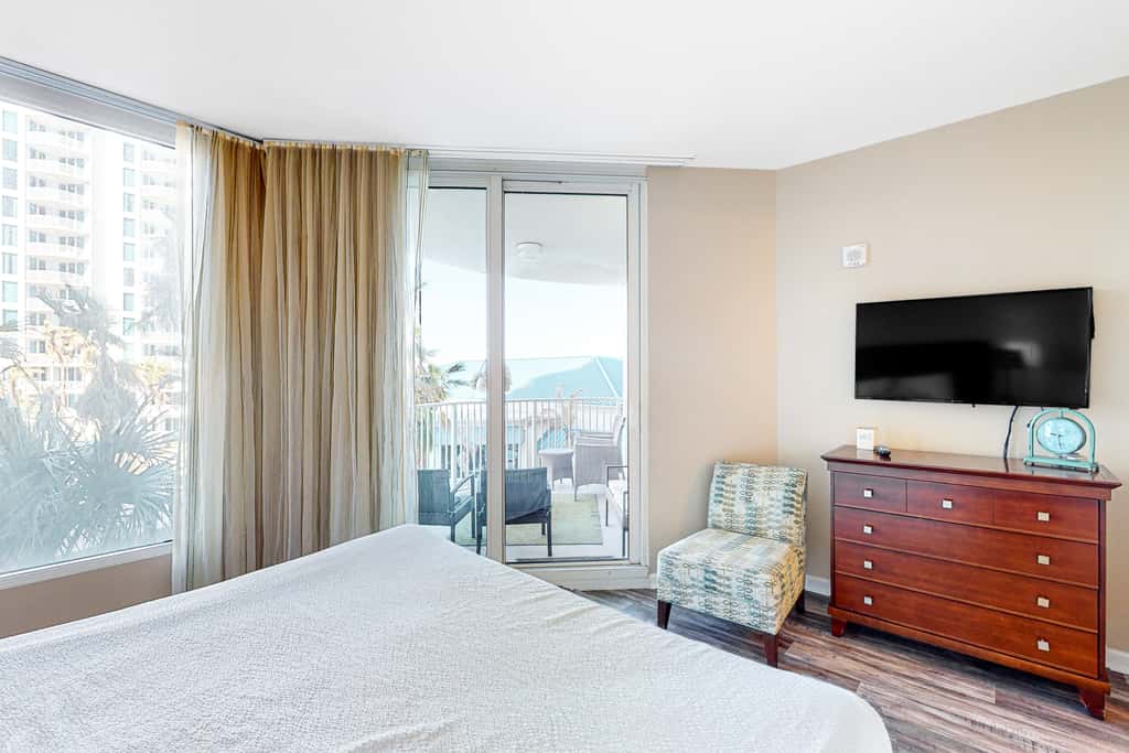 Resort condo with balcony, shared pool, hot tub, gym, tennis, WiFi, and AC